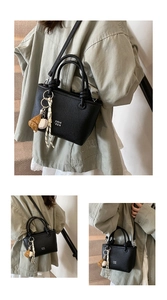 Vista dettagliata di una elegante borsa a secchiello in ecopelle nera con manico intrecciato.
