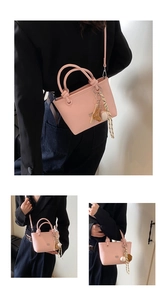 Elegante borsa a mano rosa da donna per uso quotidiano, borsa a tracolla alla moda con ciondoli.