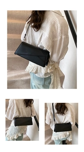 Détail d'un sac bandoulière rectangulaire en cuir noir avec surpiqûres géométriques