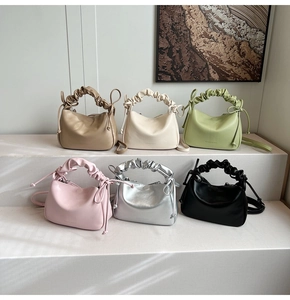 Detailed display of casual large capacity handbags in six stylish colors and soft texture