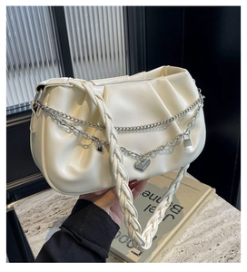 Détail du sac bandoulière plissé crème en cuir PU avec breloques cœur argentées