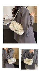 Détail du sac à bandoulière en cuir PU blanc plissé avec chaînes et pendentif cœur