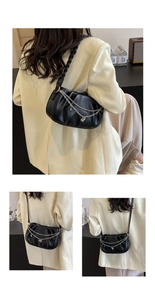 Détails du sac bandoulière plissé noir avec chaînes et pendentifs en cœur