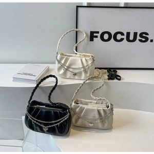 Détail de sacs en cuir PU plissés avec chaînes argentées et breloques cœur en plusieurs couleurs