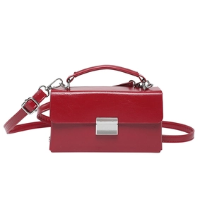 Modische rote Umhängetasche aus Leder mit Silber-Schnalle und Griff im minimalistischen Stil