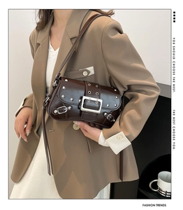 Détail du sac à bandoulière Y2K marron foncé avec rivets argentés et cuir PU brillant