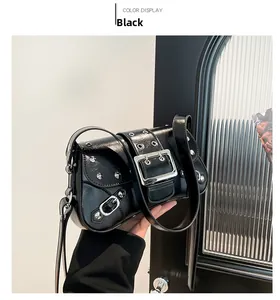 Détail du sac bandoulière en similicuir noir avec clous métalliques et boucle