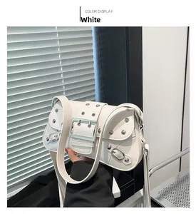 Détail du sac sous le bras en cuir blanc avec rivets argentés et boucle métallique