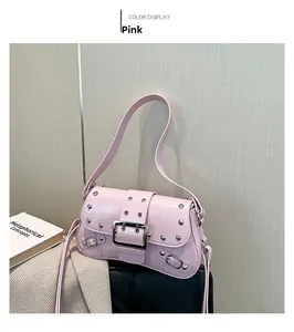 Détail du sac à bandoulière punk rose avec clous argentés et boucles métalliques