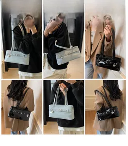 Vues détaillées du sac à bandoulière en cuir verni brillant avec pendentif coeur