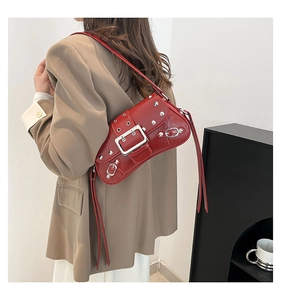 Détail du sac à bandoulière Y2K rouge foncé avec rivets argentés et boucles en métal