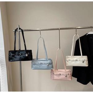 Selection of glossy patent leather shoulder bags in four colors with heart pendants