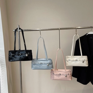 Sacs portés épaule en cuir verni avec pendentifs cœur en noir, bleu, rose et blanc crème