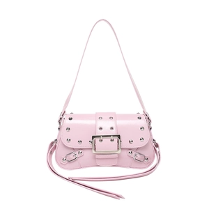 Sac à épaule rose Y2K avec rivets argentés et similicuir poli dans un style vintage