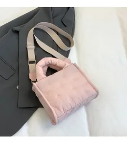 Detail der rosa gesteppten Puffer-Umhängetasche aus leichtem Daunen-Baumwoll-Material