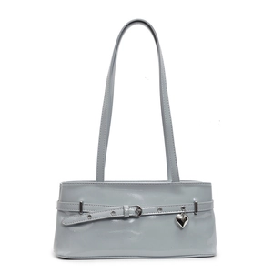 Sac sous le bras en cuir verni gris clair avec pendentif cœur et bretelles réglables