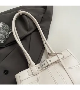 Dettaglio della borsa tote in pelle bianca con fibbia in metallo argento e cuciture