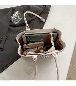 Vista interna della grande borsa tote beige con fodera marrone e tasca con cerniera