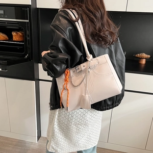 Borsa tote bianco crema minimalista con corda intrecciata arancione e catena in metallo