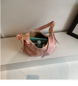 Sac hobo rose grande capacité contenant un parapluie, une tablette et une bouteille