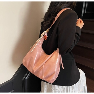 Sac à main rose demi-lune avec chaîne contrastée et accessoire foulard rayé élégant