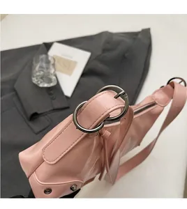 Detailansicht der pinkfarbenen PU-Leder Tasche mit Silberring und Nieten-Verzierung
