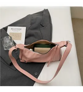 Innenansicht der großen Kapazität der rosa halbmondförmigen Schultertasche