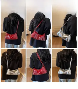 Details glänzender roter und silberner Schultertaschen aus Kunstleder mit Nieten