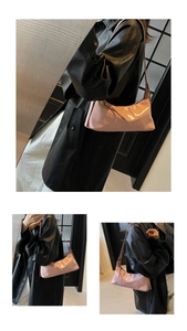 Detaillierte Ansicht der hellrosa Lackleder-Baguette-Tasche mit Hochglanz-Spiegeleffekt