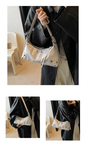 Detail der cremeweißen Kunstledertasche mit Metallnieten und modischem Y2K-Design