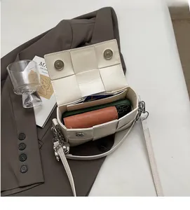 Vue détaillée de l'intérieur du sac à bandoulière tissé blanc avec espace pour téléphone
