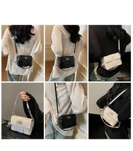 Détail du sac carré en cuir PU tressé avec chaîne argentée et pendentif ours mignon