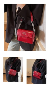 Détails du sac en cuir tressé rouge avec chaîne argentée et logo COIH métallique