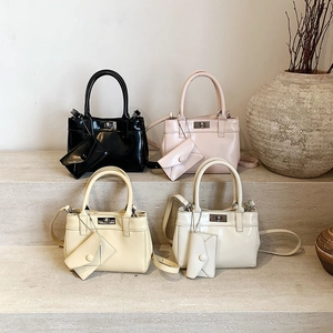 Sac à main en cuir brillant avec pochette amovible et fermoir rotatif en 4 coloris