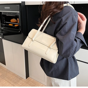 Detailed view of cream patent leather handbag with MUHEYI SHI SHANG embossed logo