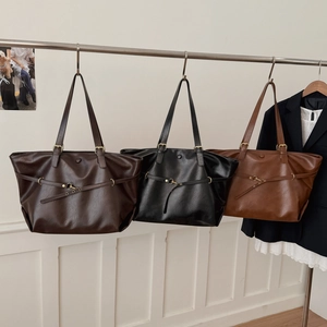 Three colors of vintage large capacity faux leather tote bags for office commuting