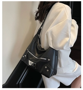 Détails du sac hobo noir avec rivets métalliques argentés et fermetures éclair