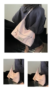 Vue détaillée d'un sac à bandoulière rose orné de clous métalliques de style motard