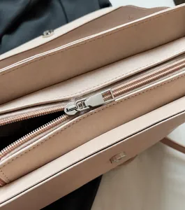 Dettaglio della borsa in pelle rosa con cerniera in argento e cuciture di precisione