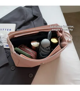 Vista interna della borsa in pelle rosa che mostra la grande capacità per gli oggetti