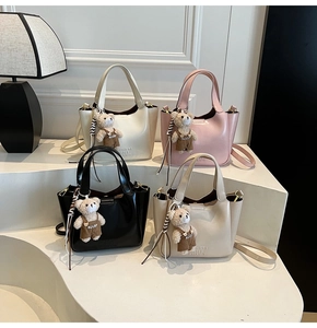 Schicke Eimertaschen in Creme, Rosa, Schwarz und Beige mit süßem Bärenanhänger
