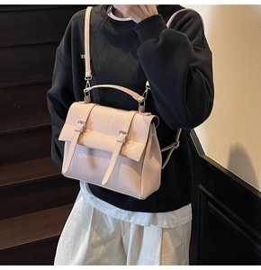 Borsa a tracolla in pelle PU rosa chiaro indossata da una modella sulle scale