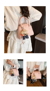 Korean niche design minimalist litchi pattern shell handbag with cute plush bear pendant.
