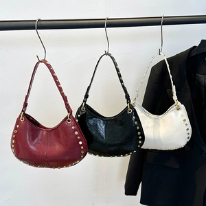 Trois sacs hobo de style punk avec rivets dorés en bordeaux, noir et blanc cassé