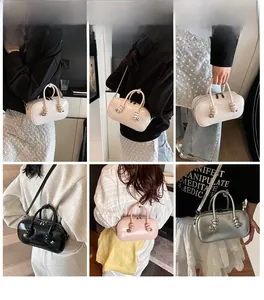 Vue détaillée de cinq sacs bandoulière en blanc, beige, noir, rose et argent métallisé