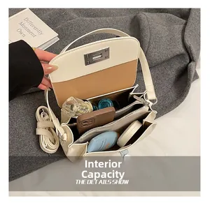 Détail de la capacité interne du sac avec double compartiment et doublure brune