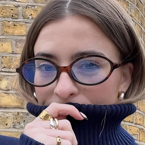 Retro-ovale Brille mit Schildpattmuster und Blaulichtfilter, getragen von einem Model