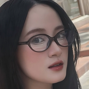 Retro ovale Blaulichtfilter Brille mit transparentem braunem Rahmen getragen von einem Model