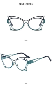 Detail der Cateye-Brille mit blau-grünem Metall-Ausschnittmuster an der Seite