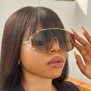 Lunettes de soleil bouclier oversize avec verres dégradés marron et rivets dorés